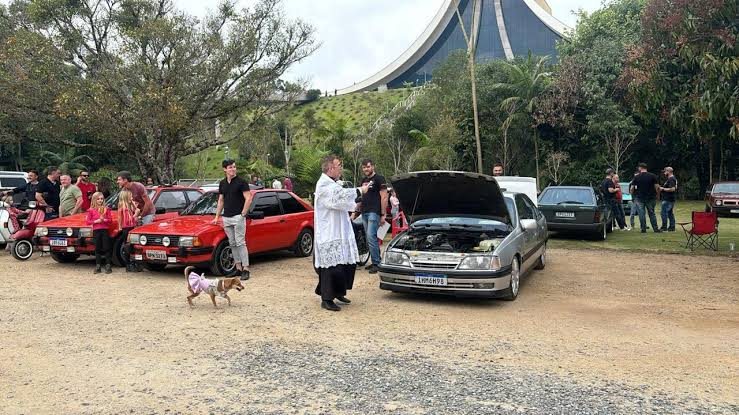 Bênção dos carros antigos da Confraria Sacrum Cor